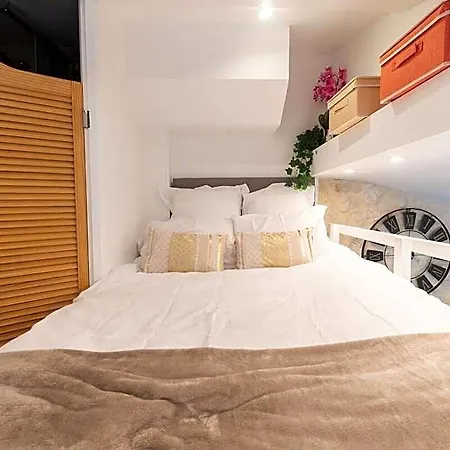Appartement Duplex Parisien En Face Métro13 *